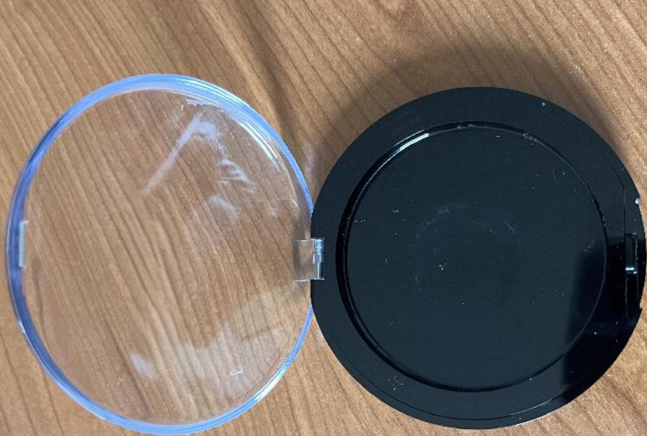 Contenitore per cosmetici.
L’articolo consiste in una scatola di plastica composta da due sezioni distinte unite per mezzo di una cerniera.
La scatola misura cm 7 di diametro ma può essere di dimensioni e forme differenti.
L’articolo è destinato ad essere riempito successivamente con il prodotto cosmetico.