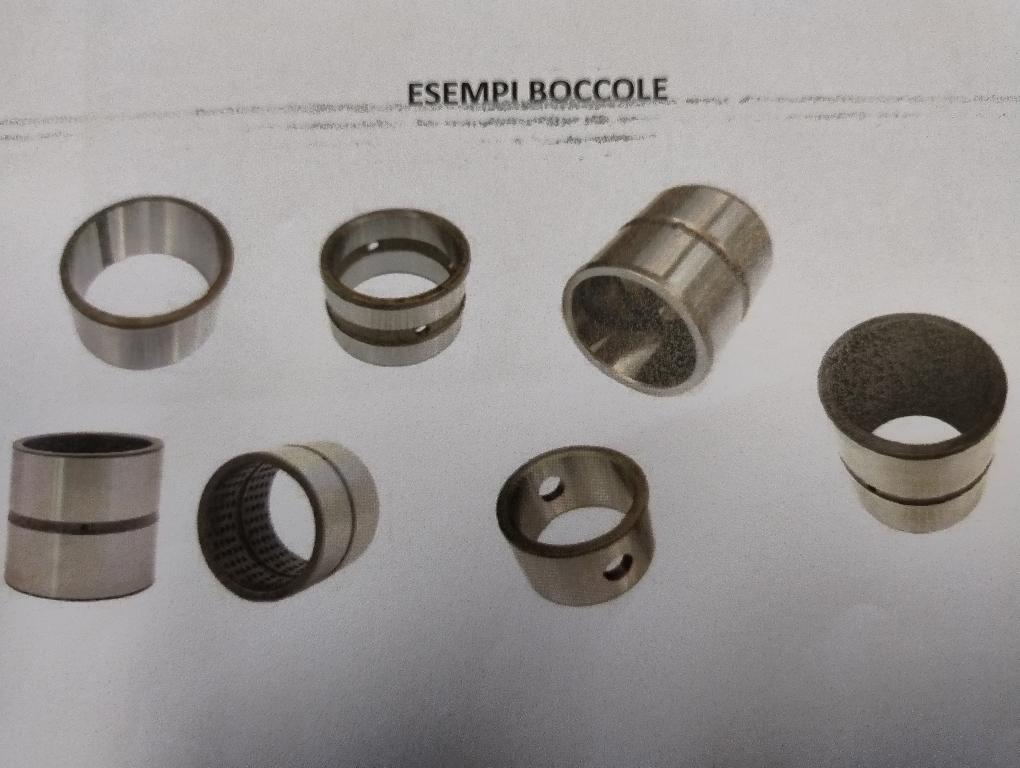 Articoli denominati commercialmente “boccole” (“bushing”). Gli articoli sono oggetti cilindrici in acciaio e fungono da cuscinetti per i perni. Secondo le informazioni fornite, gli articoli subiscono un trattamento termico di carbocementazione, per aumentarne la durezza così da renderle idonee alle condizioni di lavoro ed alle forze che dovranno sopportare. Sono realizzati in acciaio e possono presentarsi completamente lisci o dotati di diverse combinazioni di gole, fori o ragnature, con queste ultime realizzate per garantire una corretta lubrificazione.  
Il diametro esterno può variare dai 15mm ai 300mm, la lunghezza può variare dai 20mm ai 500mm.
Le funzioni principali di tali merci sono:
1)proteggere i perni di fissaggio prolungandone il ciclo vitale;
2) assicurare il movimento relativo tra i suddetti perni ed i diversi elementi delle macchine movimento terra precedentemente citati;
3) sopportare le pesanti sollecitazioni meccaniche connesse alla trasmissione delle forze di lavoro.
Posizionati all'interno delle parti mobili delle macchine, le boccole riducono l'attrito e l'usura dei perni, consentendo loro di ruotare senza intoppi. Sono utilizzate in una varietà di macchinari, come quelli per movimento terra, macchine agricole e altre attrezzature industriali.