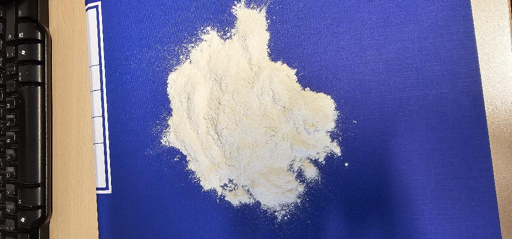 Fibre di pisello ottenute dal seme della pianta di pisello, lavorato e purificato. La fibra viene estratta dall'interno dei piselli gialli utilizzando solo metodi fisici, senza l'uso di sostanze chimiche aggiuntive.

Si presenta come polvere fine di colore giallo ocra.

Il prodotto è destinato ad essere utilizzato come ingrediente nelle preparazioni alimentari.

Il richiedente ha dichiarato che il processo di produzione consiste nell'estrazione, purificazione, separazione ed essiccazione delle proteine e delle fibre. La fibra di pisello viene rilasciata quando le proteine vengono estratte dai piselli.