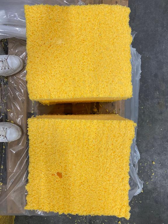 Blocco spugnoso di cellulosa rigenerata con struttura alveolare, di colore giallo. Si presenta con forma di parallelepipedo di dimensioni 102 cm x 102 cm x 38 cm circa, imballato singolarmente in sacco di plastica.

Dal blocco spugnoso attraverso processi meccanici quali taglio, sagomatura, ecc. si ottengono spugne (non oggetto della presente decisione) in varie forme e misure, utilizzate per la pulizia.