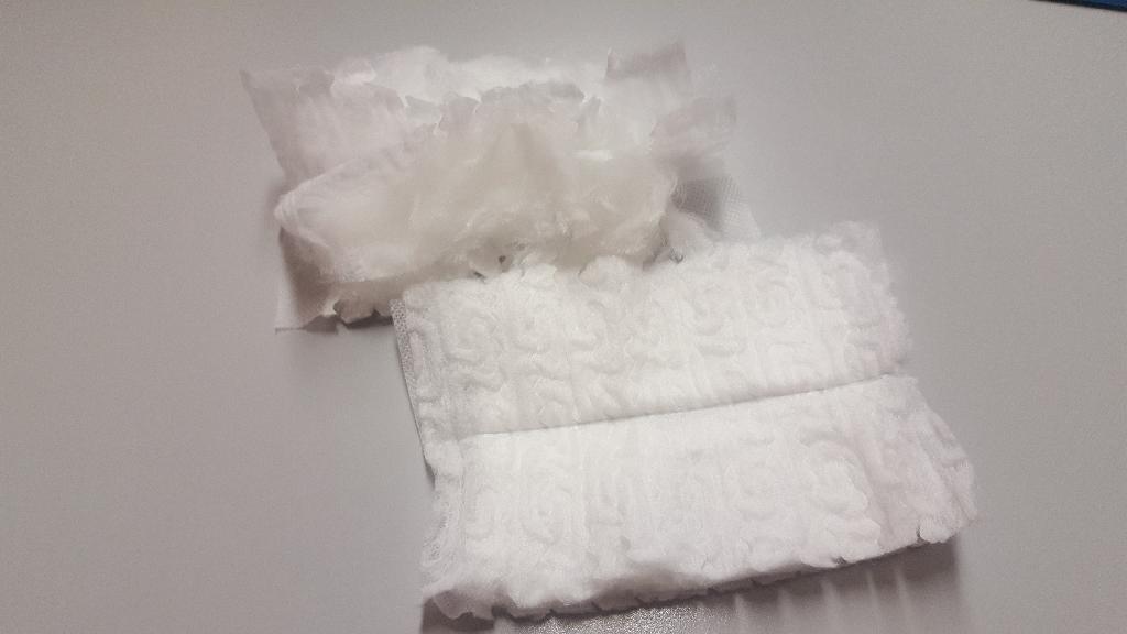 Piumino cattura polvere formato da un insieme di fibre morbide e inserti di panno goffrato a doppio spessore,  progettato per essere montato sul proprio manico, incluso nella confezione di vendita. Il manico, di plastica, è composto di due parti smontate. L'inserimento del manico nel piumino avviene in apposita scanalatura presente sull'articolo.
L'articolo è condizionato per la vendita al minuto in una scatola di cartoncino contenente un manico e dieci piumini di ricambio.