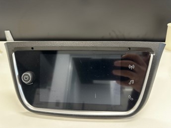 Monitor touchscreen LCD  da  7 pollici e  risoluzione 800x480pixel.
L’articolo è destinato  ad essere installato  all'interno di un autoveicolo per il trasporto di persone o merci.
Il dispositivo è dotato di:
- Ricevitore segnali radio AM/FM
- Sintonizzatore DAB
- Modulo BLUETOOTH 4.2 per la connessione di telefoni cellulari per l'invio e la ricezione delle chiamate
- Connettività USB
- Modulo ANDROID AUTO/APPLE CAR PLAY per connessioni via cavo con smartphone e tablet
-Ricevitore GPS
Il prodotto permette di gestire all'interno dell'abitacolo varie funzioni, quali di navigatore satellitare, radio sia AM/FM che DAB.
Secondo le informazioni fornite, il dispositivo consente di connettersi via cavo USB a smartphone e tablet tramite i protocolli APPLE CAR PLAY e ANDROID AUTO (funzione di di mirroring per rispecchiare e gestire l'immagine di uno smartphone, tablet o dispositivo simile connesso).
Il prodotto presente un modulo bluetooth 4.2 per la connessione di telefoni cellulari per l'invio e la ricezione delle chiamate.
Il dispositivo presenta nella parte frontale un tasto di accensione e comandi touchscreen per la selezione delle funzioni e non può essere azionato da un telecomando.