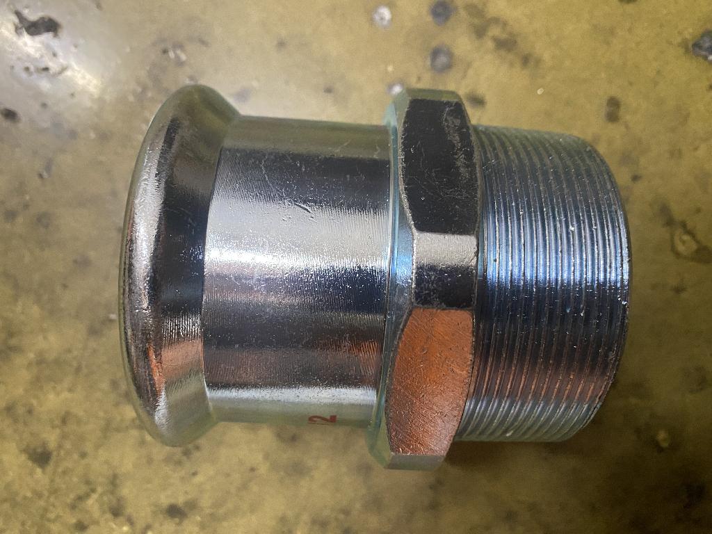 Manicotto filettato realizzato per dichiarazione di parte in acciaio al carbonio.
L’articolo presenta un’estremità con filetto maschio EN10226-R 2”1/2 ed una con attacco femmina tipo pressfitting per tubo Ø66,7 mm.  
Il manicotto è  utilizzato come accessorio per tubi in diverse applicazioni come, ad esempio, gli impianti  a  circuito  chiuso  per  riscaldamento/raffrescamento,  gli  impianti  per  aria  compressa  e  quelli  antincendio (impianti sprinkler).