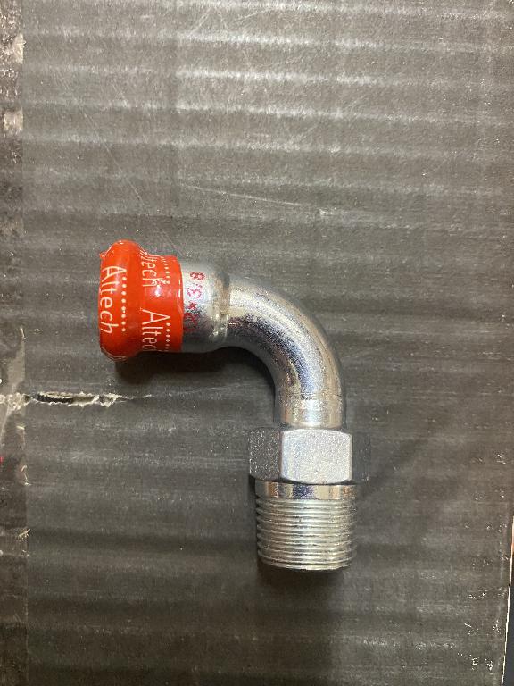Curva filettata realizzata, secondo le informazioni fornite, in acciaio al carbonio
L’articolo presenta un’estremità con filetto maschio EN10226-R 3/8 ed una con attacco femmina tipo pressfitting per tubo Ø12 mm. 
La curva è utilizzata come accessorio per tubi in diverse applicazioni come, ad esempio, gli impianti a  circuito chiuso per riscaldamento/raffrescamento, gli impianti per aria compressa e quelli antincendio  (impianti sprinkler).