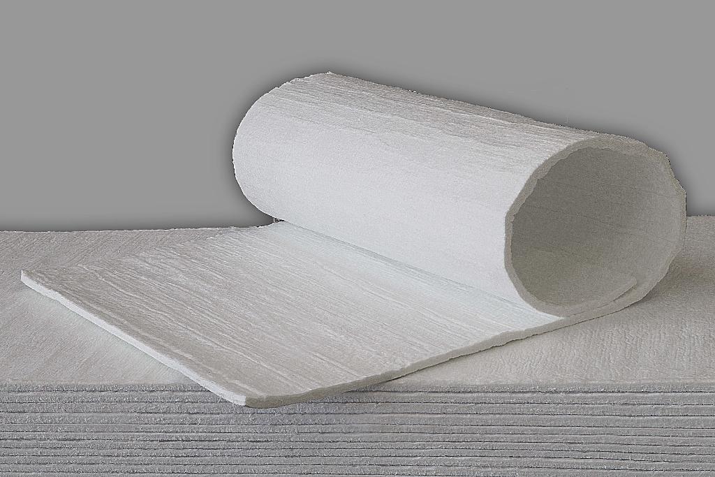 Tappetino in aerogel rinforzato con fibre di vetro, flessibile, per applicazioni con temperatura massima di esercizio fino a 650°C; per l'isolamento termico/acustico di tubazioni, contenitori e condotte (compresi gomiti, raccordi, flange) in applicazioni industriali e per l'isolamento termico di strutture, elementi prefabbricati ed involucri edilizi in generale. 
Per dichiarazione di parte la merce è costituita dai seguenti materiali: 50/55% silice amorfa sintetica, 40/45% fibra di vetro, 1-5% ossido di alluminio e 1-5% ossido di calcio. 
Il prodotto viene presentato avvolto in rotoli o pannelli di spessore variabile da 3 a 10 mm di colore bianco o grigio confezionati in scatole di cartone o in rotoli sfusi.