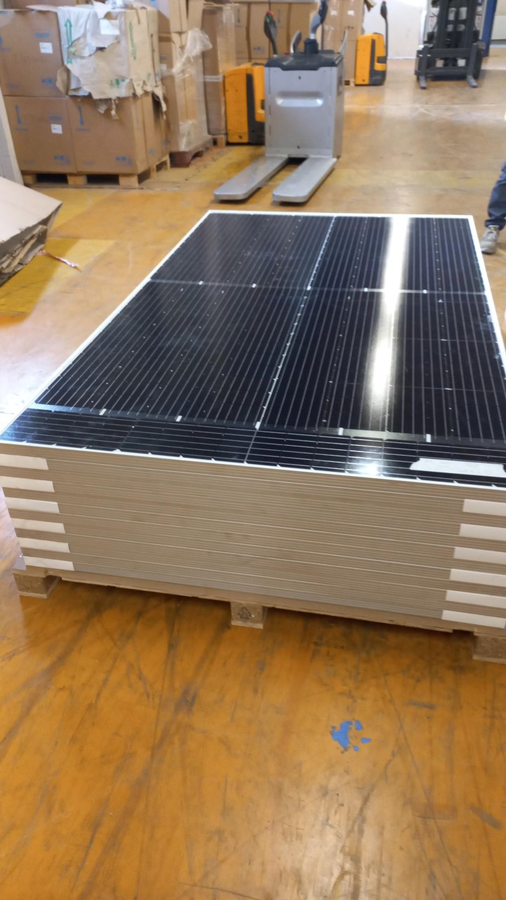 Secondo le informazioni fornite, la merce consiste in profili in alluminio per pannelli fotovoltaici. 
La merce, secondo quanto dichiarato in domanda, è appositamente progettata per contenere un modulo fotovoltaico.
Si tratta di kit composti da due profili lunghi, due profili corti e corner keys, già integrate nella short frame, che, una volta fissate al profilo corto tramite un sistema specifico di pressatura e punzonatura, garantiscono un assemblaggio solido e automatizzato tra i due profili. Questi elementi sono progettati appositamente per l’applicazione fotovoltaica, con dimensioni precise per l’inserimento di un vetro, adattato alla cavità di laminazione per ospitare il modulo fotovoltaico, mentre la presenza dei fori di dimensione e posizione prestabilita assicurano il corretto deflusso dell’acqua evitandone il ristagno.
Le caratteristiche specifiche e personalizzate sopra indicate rendono il prodotto ad uso esclusivo per l'applicazione dei moduli fotovoltaici.