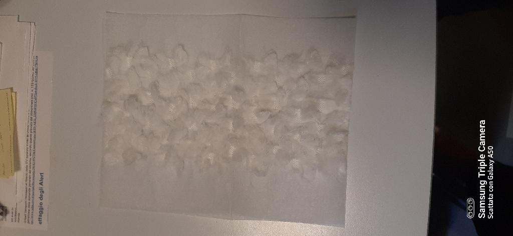 Panno cattura polvere usa e getta, di tessuto non tessuto, di filamenti sintetici, in polietilene, di forma rettangolare, di peso superiore (massa areica) a 70 g/m2 ma non superiore a 150 g/m2, con una fascia centrale in cui sono attaccati dei ciuffi di fibre tramite termosaldatura. 
Le dimensioni del panno sono 22x28 cm.
I bordi del panno sono semplicemente tagliati.
I panni sono commercializzati in confezioni da 10, 12 o 14 pezzi.