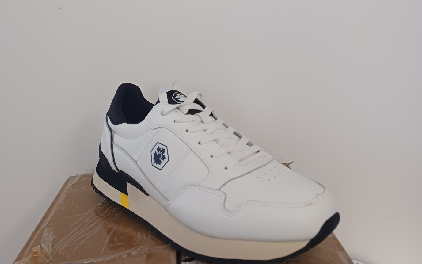 Calzatura da uomo, con tomaia in cuoio ricostituito di colore bianco e suola esterna in materia plastica/gomma.

La calzatura ha una misura della suola interna superiore ai 24 cm e non ricopre la caviglia, la mascherina non presenta intagli. Sistema di chiusura a lacci tradizionale. Non è presente il puntale protettivo.