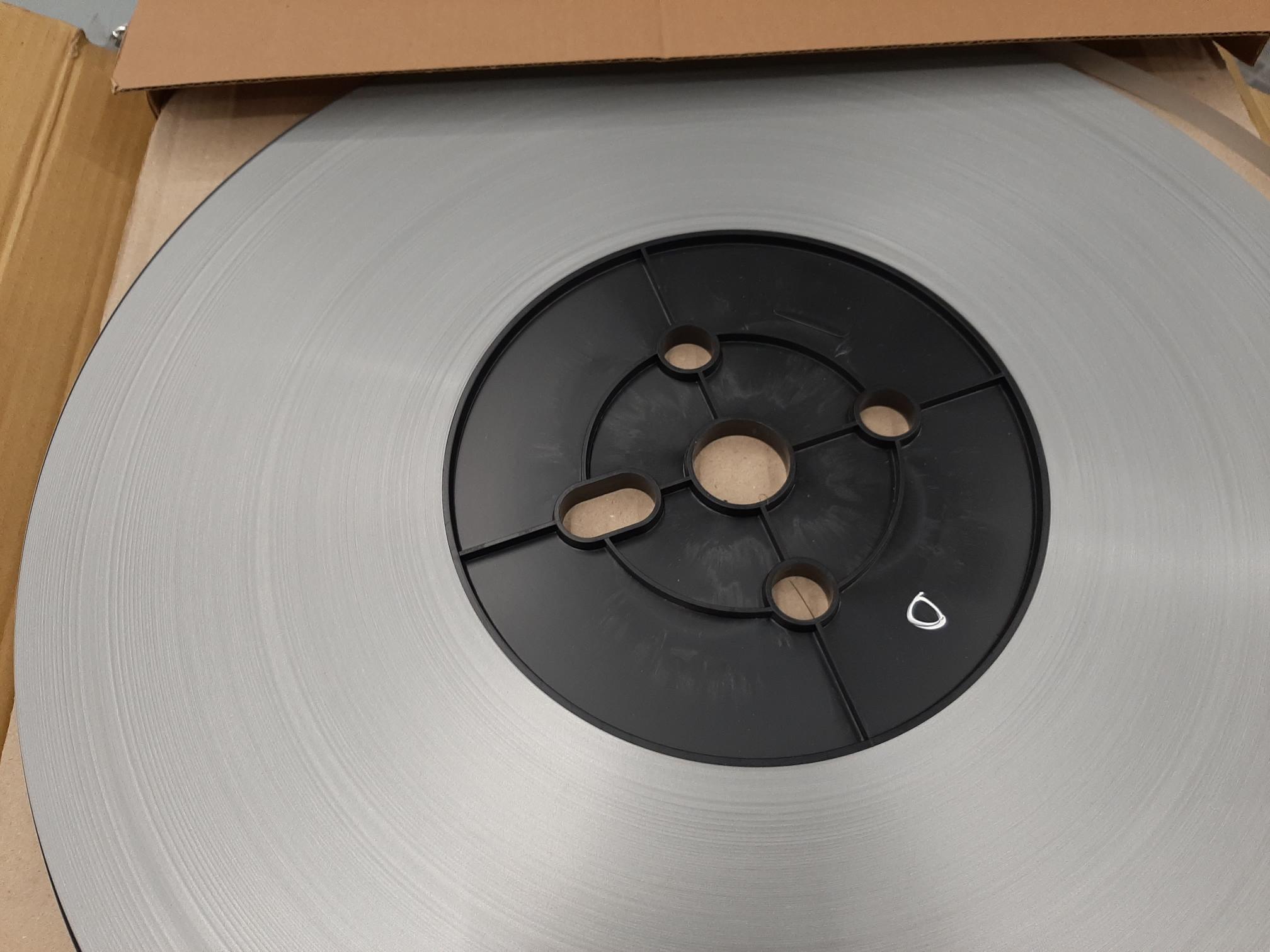 Nastro di alluminio di spessore 0,15 mm e lunghezza 1000 metri circa, avvolto intorno ad una bobina di plastica.
Il nastro viene commercializzato in tre larghezze differenti: 10, 12,5 e 16 mm.
Non si considera semplicemente laminato in quanto un lato del nastro è stato rivestito con uno strato di 0,015 mm di resina di poliestere, previo trattamento chimico destinato a migliorare l'adesione del rivestimento. 
Il nastro è destinato alla fabbricazione di lamelle per tende veneziane.