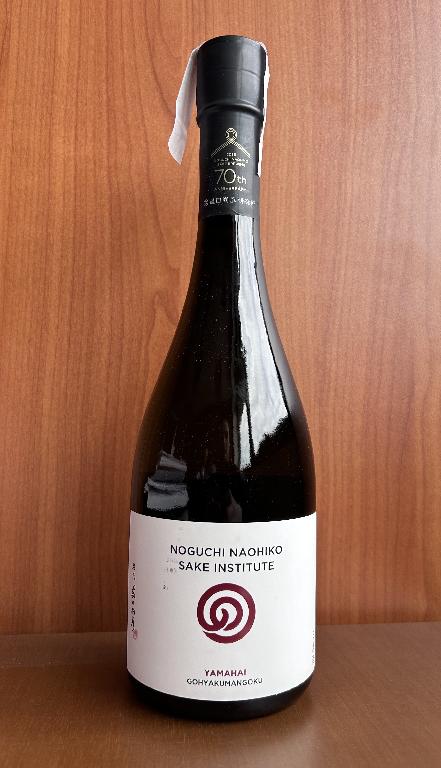 Sakè in bottiglia di vetro da 720 ml.
Il sakè è prodotto da fermentazione di solo riso tipo Gohyakumangoku, Koji e acqua.
Secondo il dichiarato la gradazione alcolica è data dalla sola fermentazione del riso.
La gradazione alcolica misurata in laboratorio è 19,01 %.