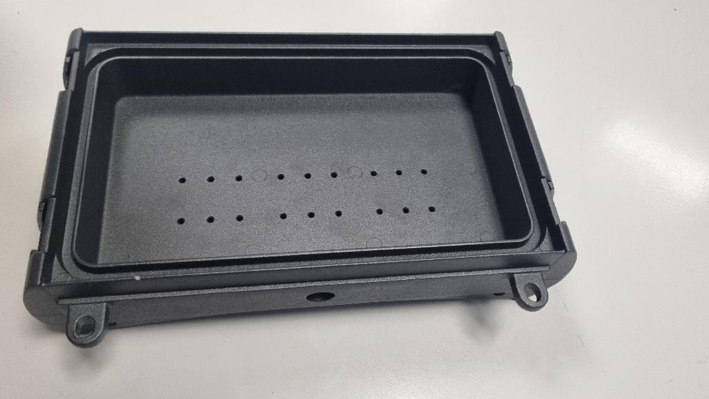 ARTICOLO DI ALLUMINIO REALIZZATO IN PRESSOFUSIONE.
IL PRODOTTO COSTITUISCE UNA PARTE DI UN APPARECCHIO D’ILLUMINAZIONE A SOSPENSIONE ED E' PREDISPOSTO PER ACCOGLIERE ALIMENTATORI / LED / VETRO.
L’ARTICOLO HA FORMA RETTANGOLARE E PUO’ ESSERE PRESENTATO IN VARIE DIMENSIONI.
IL PRODOTTO E' UTILIZZATO PER L'ILLUMINAZIONE DI MAGAZZINI / PORTICI.
L’ARTICOLO E’  LAVORATO MECCANICAMENTE E VERNICIATO A POLVERE