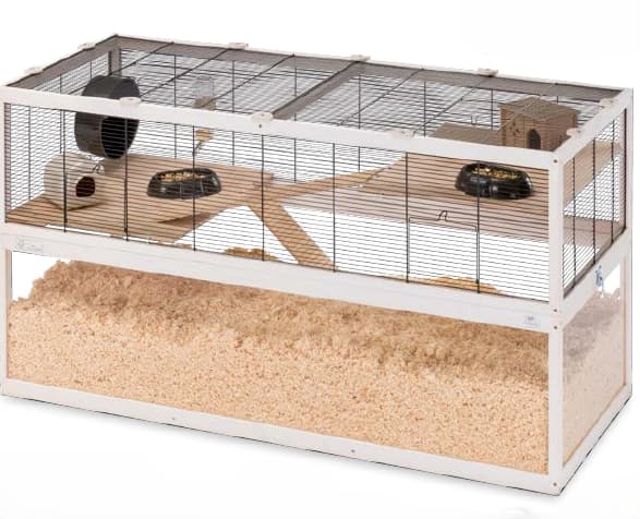 Gabbia per piccoli animali con struttura in legno, tetto in griglia metallica e pareti laterali con griglia metallica nella parte superiore e plastica trasparente in quella inferiore.
La gabbia è accessoriata con ripiani e passerelle in legno.
