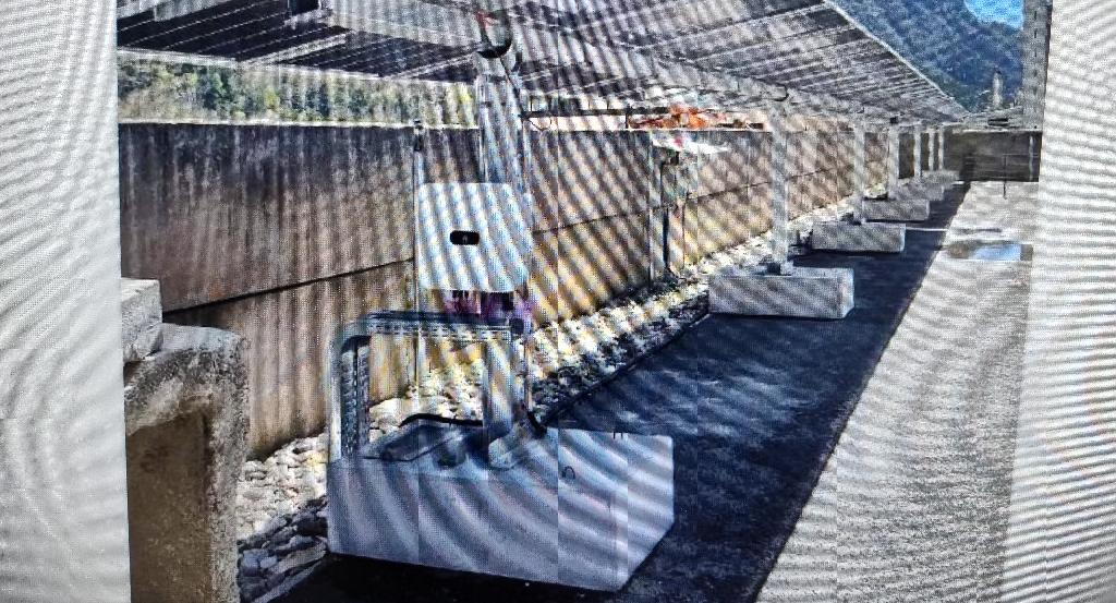 Tracker fotovoltaico, o inseguitore solare. Trattasi di un sistema di regolazione automatica dell'orientamento dei pannelli solari, composta da blocchi identici tra loro disposti uno in fila all’altro, che consente di massimizzare la produzione di energia elettrica da un impianto fotovoltaico. Grazie a questo sistema, i moduli fotovoltaici installati sul tracker, mediante un asse centrale motorizzato, inseguono il sole da est a ovest e possono seguire il movimento del sole lungo il cielo e regolare l'angolo di inclinazione in modo da sfruttare al meglio la luce solare disponibile aumentando la produttività dell’impianto.
L’impianto viene importato in diverse spedizioni, si presenta smontato e si compone principalmente di: strutture di fissaggio che vengono ancorate al terreno, motori elettrici, accessori di montaggio, staffe di supporto, viti, dadi, bulloni e rondelle.
L’impianto di inseguimento solare è dimensionato e progettato per ogni singolo impianto fotovoltaico. Sulla base di progetti costruttivi sviluppati in relazione all’impianto fotovoltaico da realizzare, ogni singolo impianto prevede l’utilizzo di un numero variabile di componenti (profili, staffe, motori, dadi, viti, rondelle, accessori di montaggio) in quantità comparabili per la sua realizzazione. 
I moduli fotovoltaici e gli inverter non sono oggetto della presente ITV.