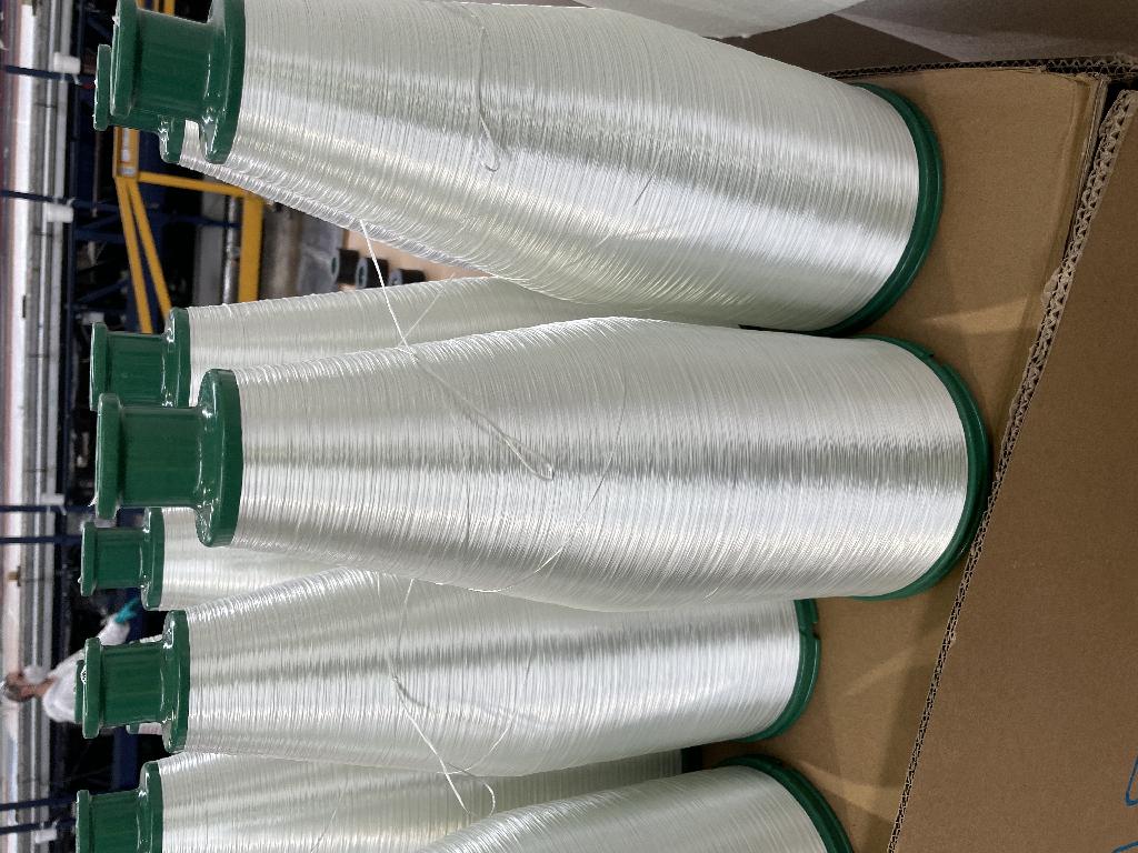 Filato in fibra di vetro di colore bianco/trasparente, bobinato su rocchetti di materia plastica. Il filato, non di tipo S-glass, è costituito da filamenti continui di fibre di vetro di diametro medio di 11 μm. Il filato è ritorto (30 torsioni/m) ed ha una densità lineare di circa 400 Tex.

Il filato viene utilizzato per la fabbricazione di pale eoliche.