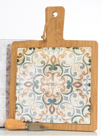 Assortimento condizionato per la vendita al dettaglio all'interno di scatola in cartone, dimensioni 33,5 x 24 x 2,5 cm. composto da: 
- un tagliere rettangolare in legno di bambù 33 x 23,5 x 15 cm.;
- una piastrella in ceramica 20 x 20 cm, su cui è stampato il disegno di una maiolica;
- un coltellino tagliagrana di dimensioni 11,5 x 3 x 1,8 cm, con manico in legno di bambù e lama in acciaio inossidabile
Il suo utilizzo è destinato alla tavola di casa o alla cucina.