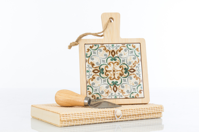 Assortimento condizionato per la vendita al dettaglio all'interno di scatola in bambù, dimensioni 19,7 x 13 x 2,2 cm. composto da: 
- un tagliere rettangolare in legno di bambù 17 x 12 x 1 cm.;
- una piastrella in ceramica 10 x 10 cm, su cui è stampato il disegno di una maiolica;
- un coltellino tagliagrana di dimensioni 11,5 x 3 x 1,3 cm, con manico in legno di bambù e lama in acciaio inossidabile
Il suo utilizzo è destinato alla tavola di casa o alla cucina.