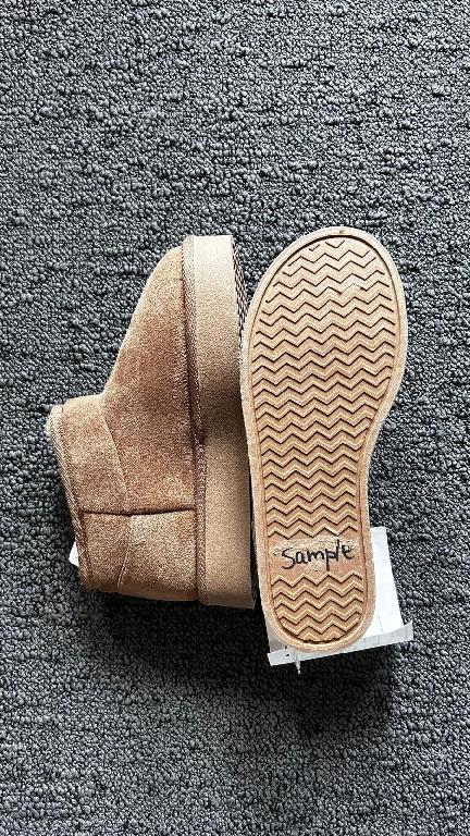 Stivaletto donna di colore beige, con tomaia in materiale tessile ad effetto vellutato.
La suola è composta da materiale tessile supportato da uno strato di gomma.