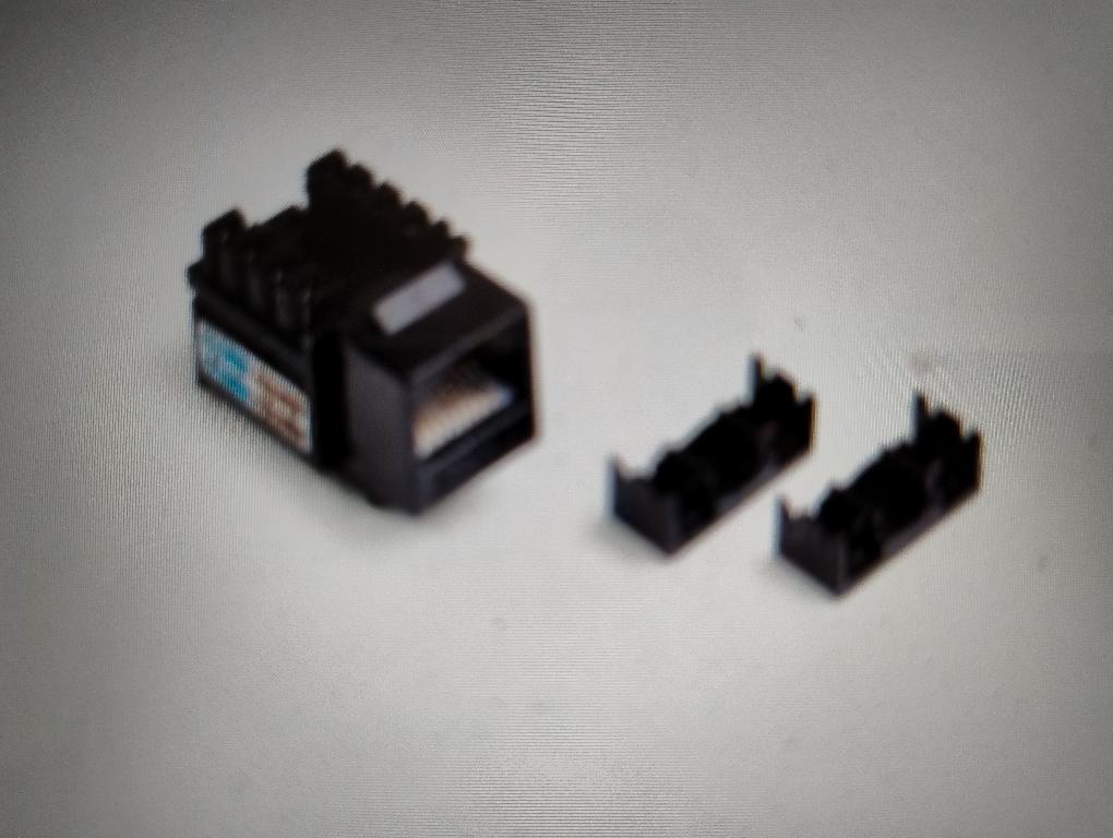 Prese RJ45 non schermate (UTP) e schermate (FTP) in categoria 3, 5 e 6 e 6A. Per dichiarazione di parte, le prese si caratterizzano per la procedura di connessione a spostamento di isolante.
La merce è destinata alla realizzazione di impianti di cablaggio strutturato per la trasmissione di segnali voci, dati, immagini (VDI) con portate fino a LGBLT/S. L'articolo è costituito da un contenitore metallo-plastica con un RJ45 PLUG-IN su un lato e un dispositivo di contatto del cavo - per una tensione inferiore a 1000 V.