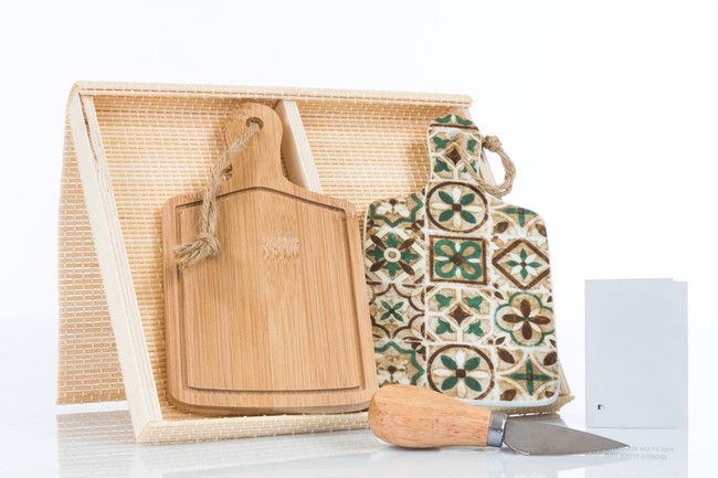 Assortimento condizionato per la vendita al dettaglio all'interno di scatola in bambù, dimensioni 20 x 12 x 3,5 cm. composto da: 
- un tagliere rettangolare in legno di bambù 19 x 10 x 1 cm.;
- un tagliere rettangolare in ceramica 19 x 10 x 1 cm, su cui è stampato il disegno di una maiolica;
- un coltellino tagliagrana di dimensioni 11,5 x 3 x 1,3 cm, con manico in legno di bambù e lama in acciaio inossidabile
Il prodotto è destinato alla tavola di casa o alla cucina.