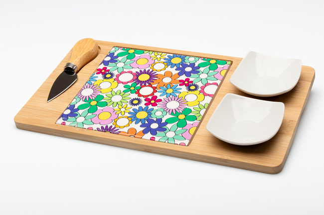 Assortimento di prodotti confezionati insieme per la vendita al dettaglio, in astuccio di cartoncino, dimensioni 32 x 17,5 cm., comprendente:
- un tagliere rettangolare in legno di bambù 30 x 16 x 1 cm.;
- una piastrella in ceramica 15 x 15 cm., su cui è stampato il disegno;
- un coltellino tagliagrana di dimensioni 11,5 x 3 x 1,3 cm, con manico in legno di bambù e lama in acciaio inossidabile;
- due piccole ciotole in ceramica.
Il prodotto è destinato alla tavola di casa o alla cucina.