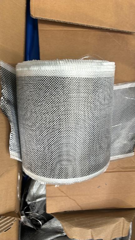 Trattasi di tessuto di fasci di fibre di vetro (55%), continue, non ritorte che costituiscono l’ordito e la parte più esterna della trama, e da fasci di fibre di carbonio, continue e ritorte. 

Il tessuto presenta armatura a tela a maglia chiusa; il tessuto è composto prevalentemente (55% in peso) da fibra di vetro.