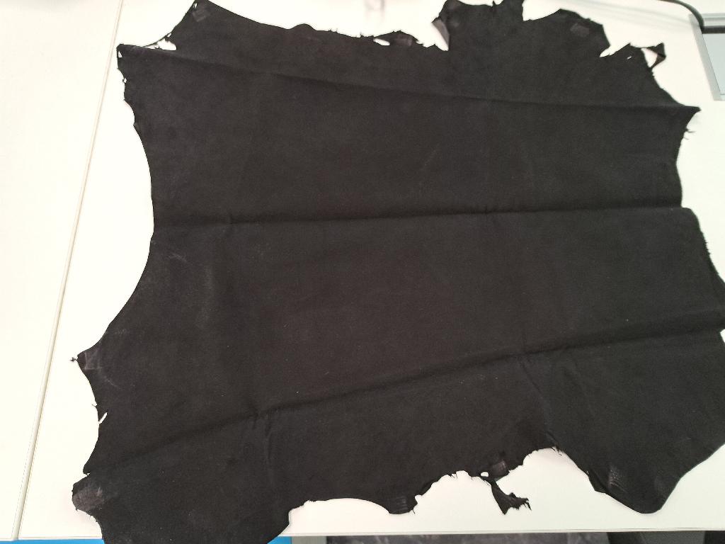 Pelli di capra scamosciate, di forme irregolari.
Le pelli possono presentare tinte di colori differenti.
Secondo il dichiarato le pelli hanno subito smerigliatura, riconciatura e tinteggiatura, e vengono utilizzate nei settori delle calzature e dell'abbigliamento.