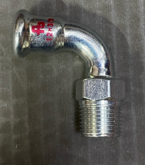 Curva filettata realizzata, secondo le informazioni fornite, in acciaio al carbonio
L’articolo presenta un’estremità con filetto maschio EN10226-R 3/8 ed una con attacco femmina tipo pressfitting
per tubo Ø12 mm.
La curva è utilizzata come accessorio per tubi in diverse applicazioni come, ad esempio, gli impianti a circuito
chiuso per riscaldamento/raffrescamento, gli impianti per aria compressa e quelli antincendio (impianti
sprinkler).