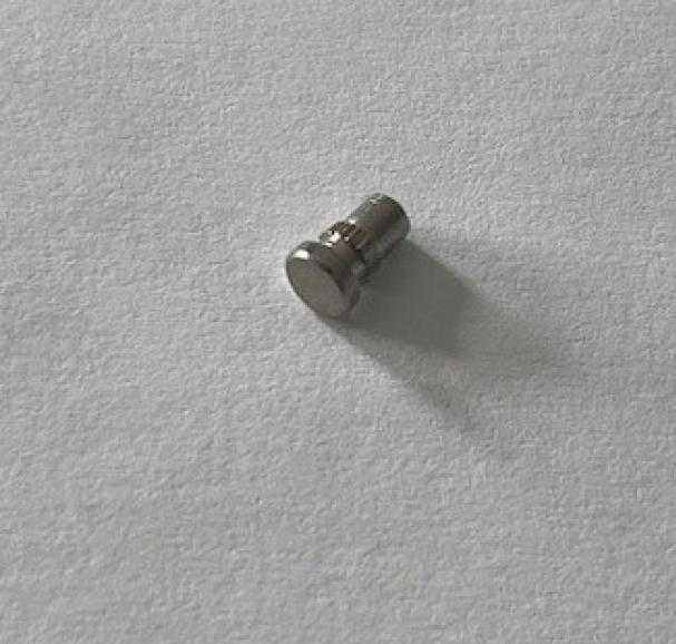 Tappo di chiusura non filettato per le viti di una trasduttore di posizione. 
Il prodotto è composto di acciaio alta velocità e viene fabbricato con trattamento protettivo di Nichelatura chimica, con uno spessore di 2 micron. Il diametro massimo è 3,5 millimetri, l'altezza massima è 5,5 millimetri.