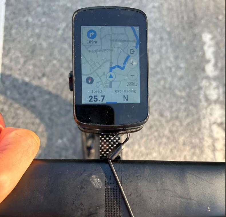 Dispositivo definito ciclocomputer  per  ciclisti per registrare i percorsi e controllare gli allenamenti.
Schermo touchscreen da 2,8 pollici a colori
Caratteristiche principali:
Supporto satellitare completo: compatibile con GPS, Glonass, Beidou e Galileo per dati di posizionamento estremamente precisi.
Connettività completa: WiFi, Bluetooth 5.0 e ANT+ per una connessione versatile e stabile con vari sensori e dispositivi.
Notifiche smart: ricevi notifiche di chiamate, messaggi e app direttamente sul ciclocomputer quando connesso al telefono.
Specifiche tecniche
Tipo display: LCD laminato a colori
Sensori Integrati: Retroilluminazione automatica e regolazione della luminosità
Ricarica: USB-C
Batteria: Ioni di litio integrata, fino a 28 ore di autonomia
Resistenza alle intemperie: IPX7
Dimensioni: 97 x 57 x 17.6 mm
Peso: 105 grammi
Accessori compatibili
Può essere collegato ad un'app professionale per l'allenamento ciclistico e l'analisi dei dati
Il ciclocomputer è compatibile con vari accessori come sensori di velocità, sensori di cadenza, cardiofrequenzimetri, misuratori di potenza, smart trainer e luci posteriori radar. Include anche un supporto bici standard, un cavo USB-C e una guida rapida.