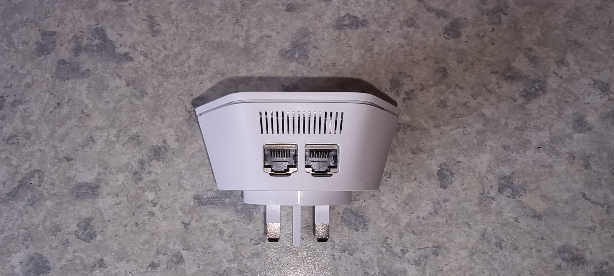 Wi-Fi Extender XE2 POD, progettato per connettersi all'interno ed estendere la copertura del segnale Wi-Fi.

Il POD può essere montato direttamente sulla presa di corrente CA.