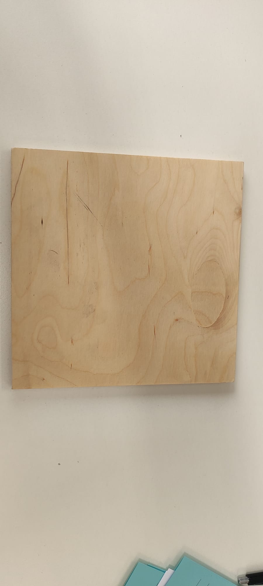 Pannello di legno multistrato, composto da strati di legno compensato incollati tra loro. Gli strati esterni sono entrambi di legno di conifere, quelli intermedi possono comprendere anche altre essenze.

Il pannello è privo dello strato nobile in essenza di legno pregiato nella parte superiore che ne permetterebbe il calpestio e quindi la posa come pannello per pavimenti, oltre alle lavorazioni che permettono l'incastro tra i diversi pannelli.