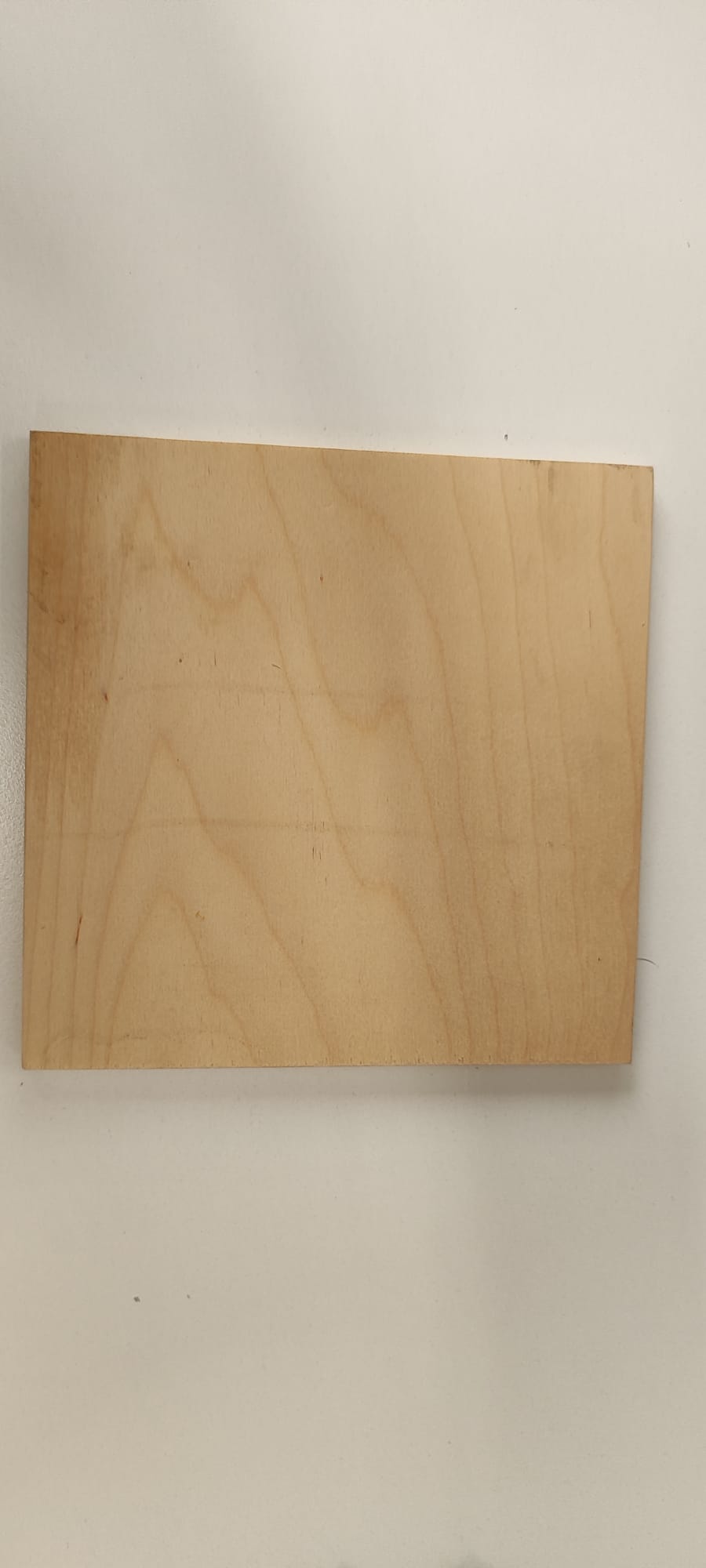 Pannello di legno multistrato, composto da strati di legno compensato incollati tra loro. 
Secondo le informazioni fornite, uno dei due pannelli esterni è di legno di eucalipto, il secondo di conifere.

Il pannello è privo dello strato nobile in essenza di legno pregiato nella parte superiore che ne permetterebbe il calpestio e quindi la posa come pannello per pavimenti, oltre alle lavorazioni che permettono l'incastro tra i diversi pannelli.