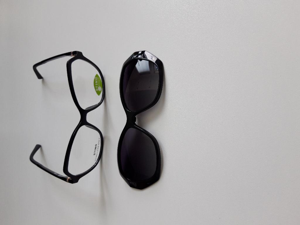 Montatura per occhiali da vista. L'articolo è munito di un paio di lenti dimostrative trasparenti che riportano il logo dell'azienda e la dicitura "demo lens only". Le lenti dimostrative trasparenti sono realizzate in plastica e sono utilizzate per preservare la montatura da eventuali deformazioni dovute al trasporto; non sono lavorabili e non possono essere trasformate in lenti correttive, né godono di proprietà ai fini della protezione dai raggi solari, né altri usi diversi. La montatura è  destinata a ricevere un paio di lenti graduate per la correzione dei difetti visivi (non oggetto della presente ITV) come da prescrizione medica. Nella montatura è compreso uno specifico accessorio che si ancora alla stessa e che monta un paio di filtri solari e un paio di magneti che ne facilitano e permettono la sua apposizione-rimozione.