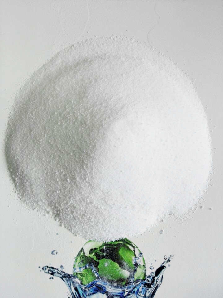 Granuli bianchi di glicerilmonostearato distillato.
Composizione: monogliceridi 90%, digliceridi 1,2%.
Secondo il dichiarato si tratta di un ingrediente di grado alimentare che può essere utilizzato come lubrificante, agente antistatico, agente antiritiro, agente antiappannamento, agente di rilascio ed emulsionante cosmetico.
Il punto di fusione misurato sul campione è di 67,8°C.
