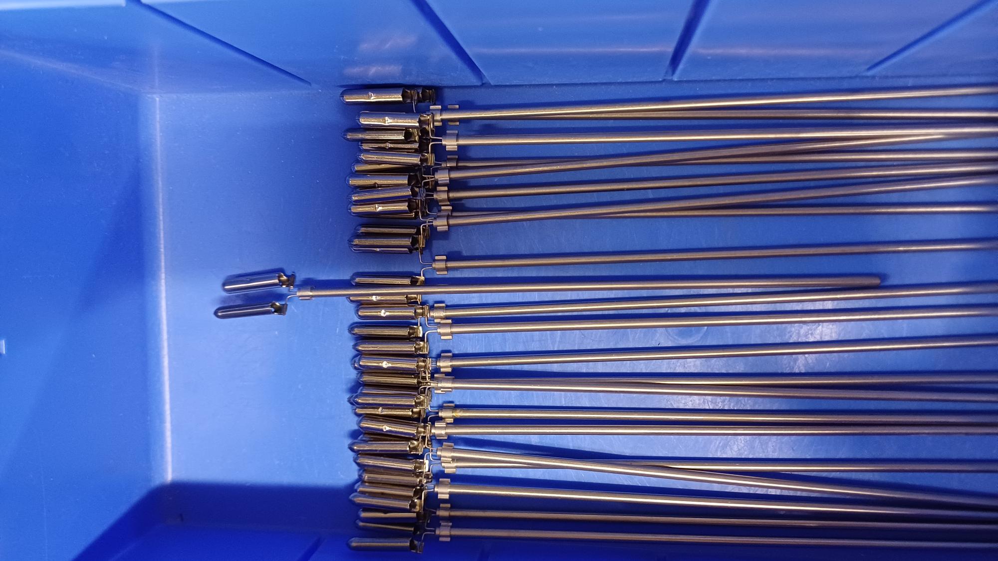 Cavo in matassa di varie metrature con un numero variabile di termoelementi.
Il cavo presenta  le caratteristiche di un conduttore isolato.
Il campione pervenuto in analisi è un oggetto metallico cilindrico, riempito con materiale solido di colore bianco al cui interno sono “immersi” due fili di aspetto metallico. Diametro esterno dei due fili: 1,5 mm.
Il cavo è destinato, secondo le informazioni fornite, alla produzione di sonde di temperatura (termocoppie e/o termoresistenze).