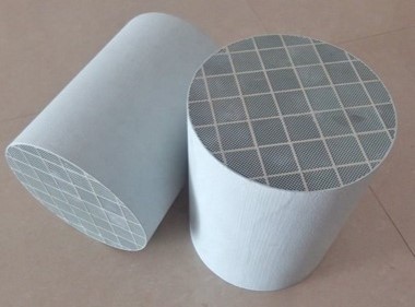 Catalizzatore a base di silicio. Il prodotto consiste in un cilindro grigio di circa 12 cm di diametro e 15 cm. Nella sezione circolare presenta una struttura forata passante a “nido d’ape”
Destinazione di uso: la destinazione finale  del prodotto è quella di essere integrato all'interno del c.d. sistema FAP di filtrazione dei gas di scarico degli autoveicoli diesel.