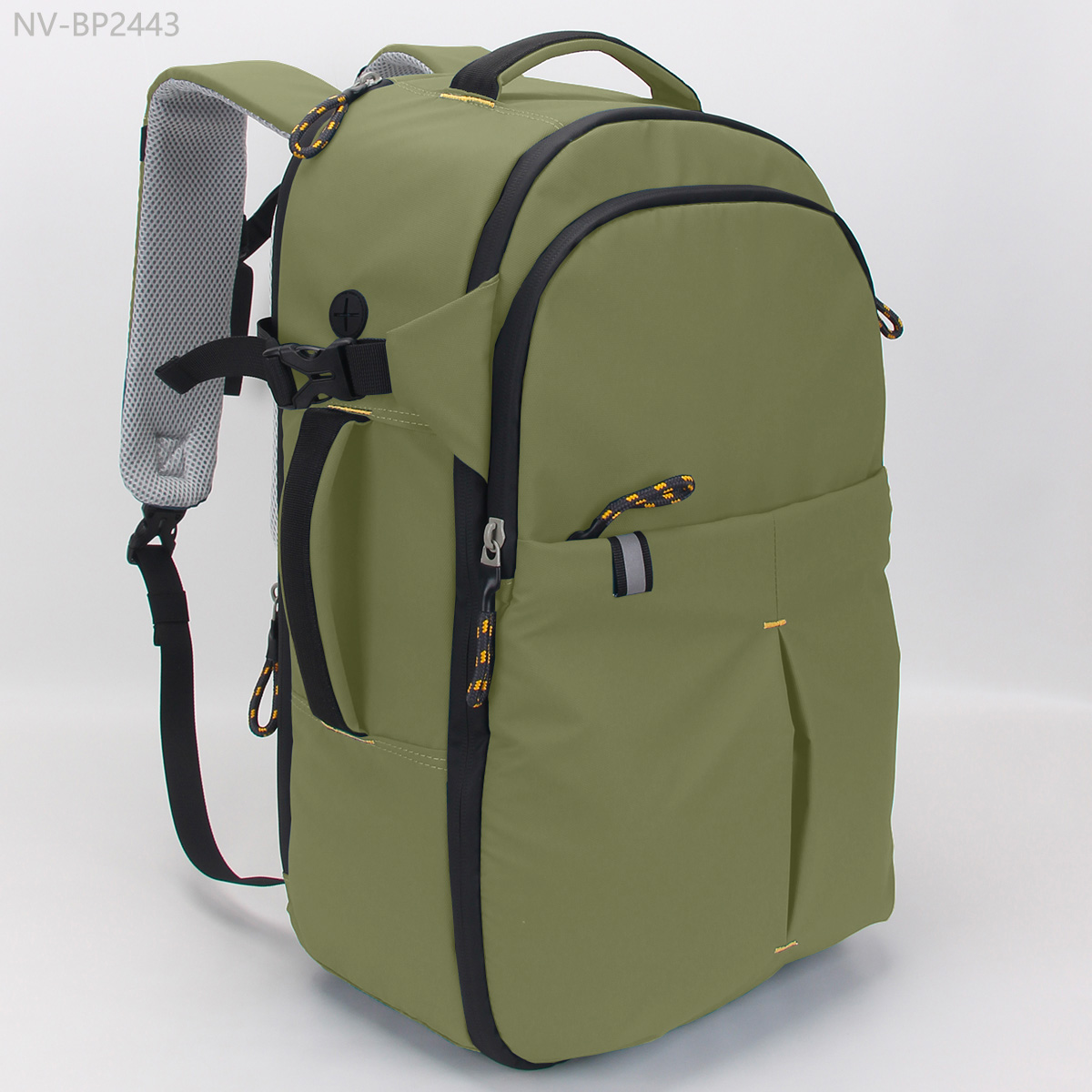 Zaino a spalla in tre varianti di colore (nero, verde, blu), realizzato in poliestere riciclato (98%) con spalmatura in poliuretano (2%) per renderlo idrorepellente. La merce ha dimensioni di 48x30x18 cm, capacità di 27 litri e comprende quattro tasche con chiusura a zip, due maniglie per il trasporto a mano, spallacci regolabili e organizer interni con chiusure a strap per fissare il contenuto. Adatto al trasporto di abbigliamento, libri, computer o articoli personali.