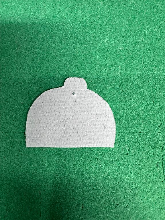 Tomaia di lunghezza circa 30cm, di colore bianco e avorio, con chiusura a lacci, che presenta un piccolo pezzo di tessuto non tessuto bianco sotto il tallone, unito alla tomaia mediante cucitura.

La tomaia è foderata internamente con materiale tessile e plastico