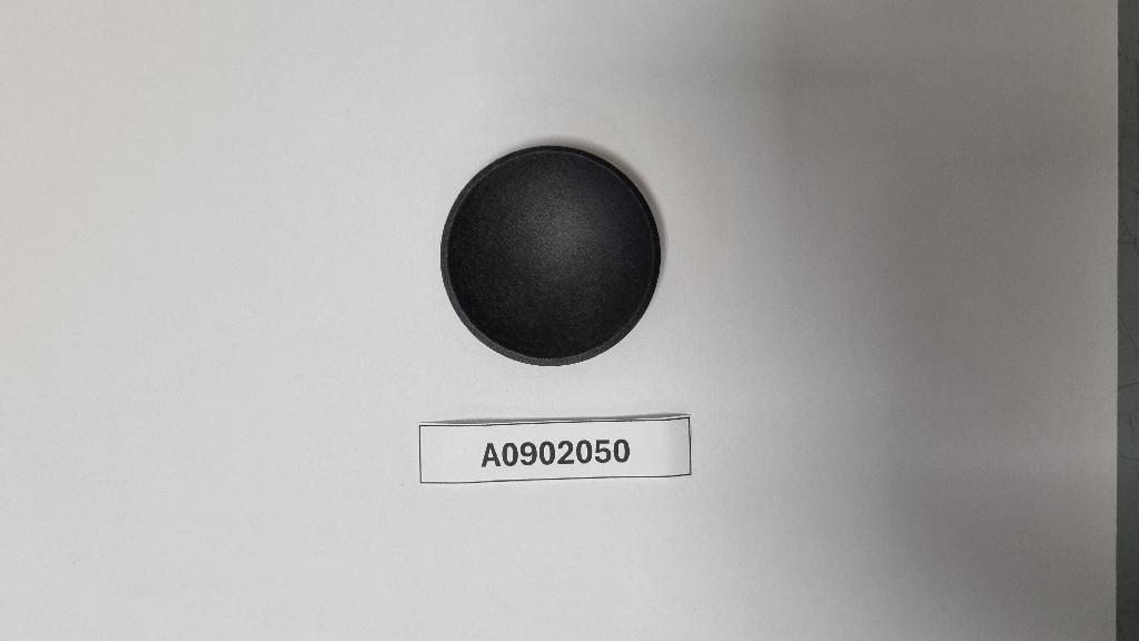 Membrana di altoparlante in fibra di vetro. 
l prodotto si presenta in forma circolare di colore nero, con una parte centrale concava e un bordo rialzato in gomma, anch’esso di colore nero.