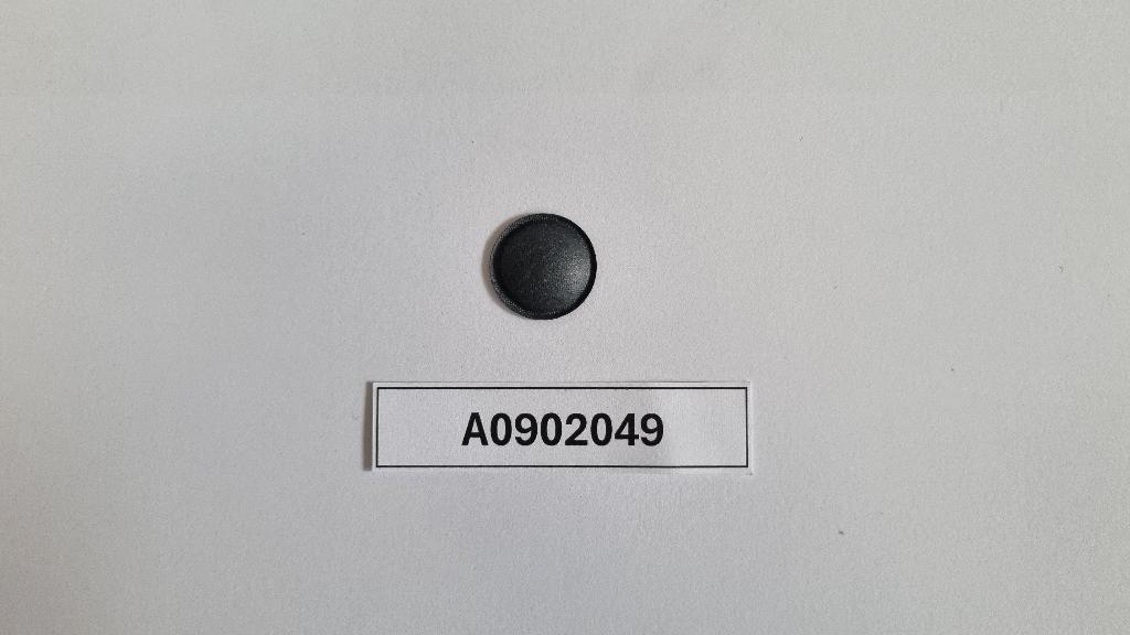 Cupola parapolvere per altoparlante. 

Il prodotto si presenta in forma circolare di colore nero, con una parte centrale concava e un bordo rialzato.