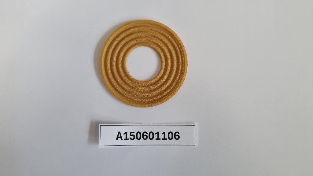 Centratore, detto anche Spider. Il prodotto si presenta in forma discoidale di colore arancione, ondulato con una serie di anelli concentrici. 

Su dichiarazione di parte, è un elemento elastico di supporto, inserito all’interno di un altoparlante.