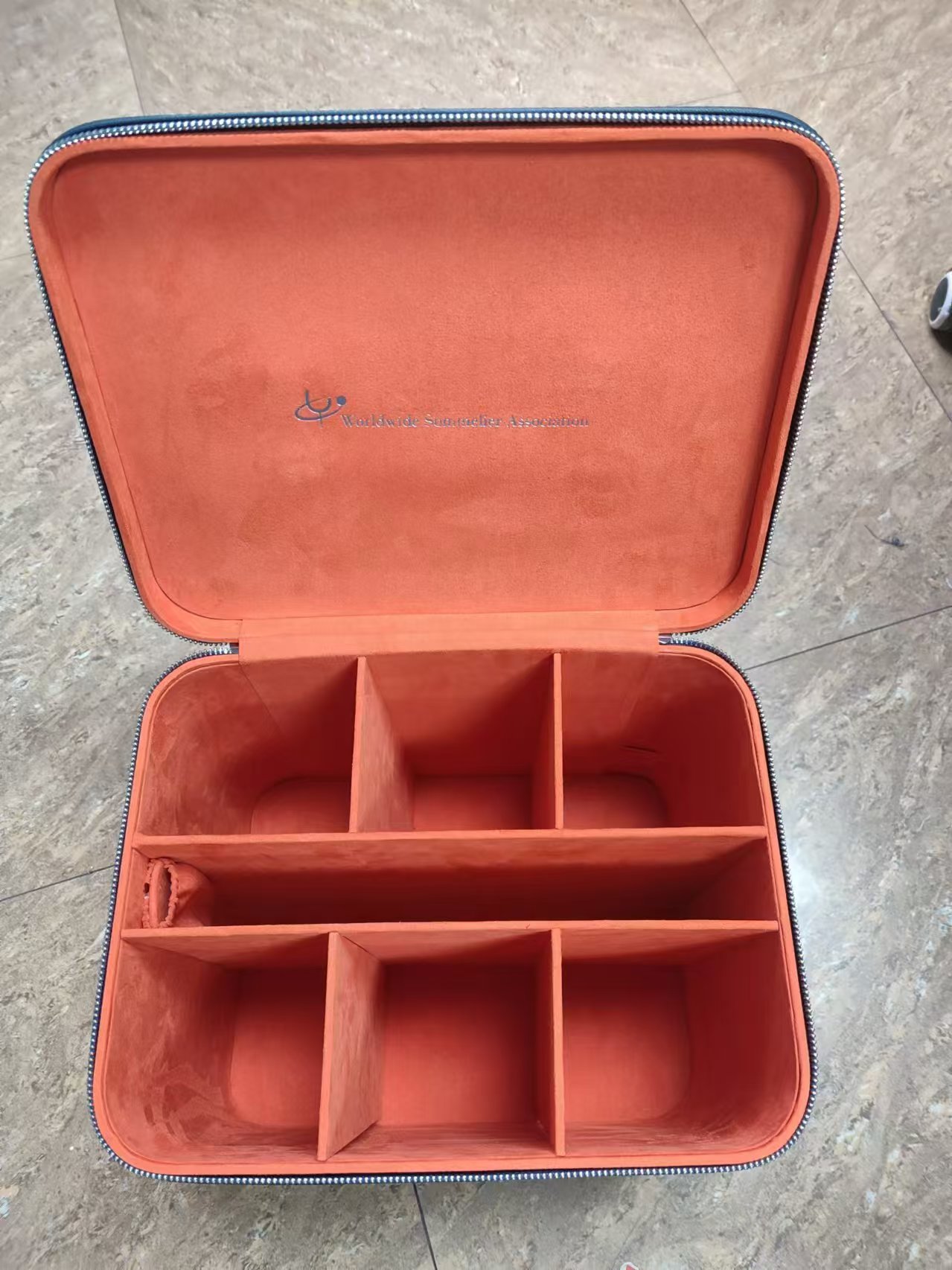 Baule porta bicchieri.
L'articolo ha le seguenti dimensioni: 30L x W23 x H24,5.
L'articolo è realizzato esternamente in poliuretano ed internamente foderato in velluto con divisori in legno.
Il baule è destinato a contenere e trasportare bicchieri
L'articolo è presentato in confezione single polibag.