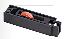 Carrello bilanciato, registrabile e scorrevole per finestre in alluminio, realizzato prevalentemente in plastica. Il  carrello è dotato di cassa esterna ed inserto guida interno in nylon, grano, dado e vite di regolazione in acciaio zincati e cuscinetti a sfera o a rulli in acciaio temprato. 
Tale carrello consente all’anta delle finestre di scorrere sul binario del telaio e viene realizzato previo stampo ad iniezione della cassa esterna e dell’interno.