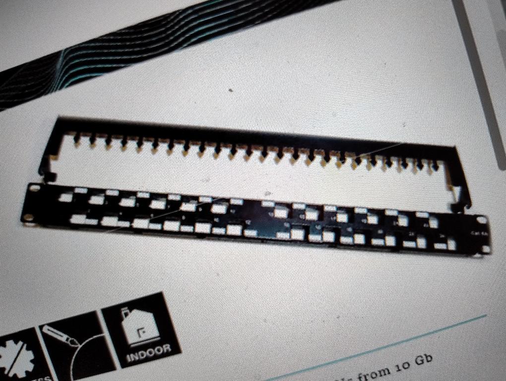 Patch panel.
L'articolo è un sezionatore composto da 24/48 prese RJ45 non schermate o schermate (precaricato e non) a dislocamento isolante in un telaio per il montaggio in un armadio da 19'', per una tensione inferiore a 1000 V, per stabilire un collegamento elettrico dopo l'installazione dei cavi. Il cablaggio del Patch Panel è progettato in modo tale da raggruppare in maniera logica, per tipo e per utilizzo, tutti i cablaggi raccordati, in modo che sia agevole testarli, monitorarli o interconnetterli, con una flessibilità di impiego maggiore rispetto ad un impianto fisso.