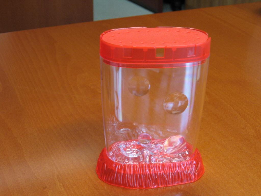 IL PRODOTTO SI PRESENTA COSTITUITO DA UN ACQUARIO IN PLASTICA DELLA CAPACITÀ DI 300 ML  E N. 3 BUSTINE NUMERATE CONTENENTI RISPETTIVAMENTE: 1) UNA MISCELA DI SALI PER DEPURARE L’ACQUA, 2) UOVA ALLO STATO SECCO DI ARTEMIA SALINA, 3) LIEVITO PER L’ALIMENTAZIONE.
LA CONFEZIONE RIPORTA LE ISTRUZIONI PER OTTENERE LA SCHIUSA DELLE UOVA E LA CRESCITA DEGLI INVERTEBRATI ACQUATICI COMUNEMENTE CONOSCIUTI COME SCIMMIETTE DI MARE.