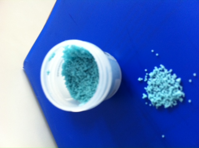MICROGRANULI SEMISOLIDI DI FORMA SFERICA DI COLORE AZZURRO DI DIAMETRO COMPRESO TRA 800 E 1200 MICRONS, UNTUOSI AL TATTO, INODORI, INSOLUBILI IN ACQUA.
IL PRODOTTO VIENE IMPIEGATO NELLE PREPARAZIONI COSMETICHE E PER LA CURA DELLA PERSONA. E’ PRESENTATO IN CONFEZIONE NON ORIGINALE. CONSERVAZIONE: 1 ANNO IN CONFEZIONE CHIUSA A UNA TEMPERATURA AL DI SOTTO DI  35°C.