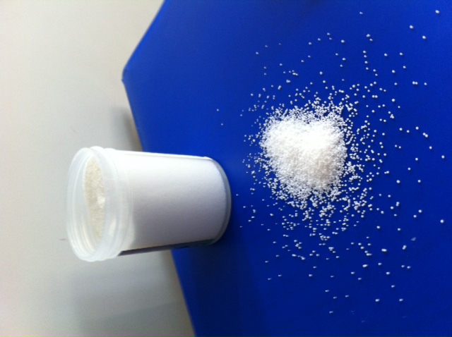 MICROGRANULI SOLIDI DI FORMA SFERICA DI COLORE BIANCO DI DIAMETRO COMPRESO TRA 100 E 1000 MICRONS, UNTUOSI AL TATTO, INODORI, INSOLUBILI IN ACQUA.
IL PRODOTTO VIENE IMPIEGATO NELLE PREPARAZIONI COSMETICHE E PER LA CURA DELLA PERSONA. E’ PRESENTATO IN CONFEZIONE NON ORIGINALE. CONSERVAZIONE: 1 ANNO IN CONFEZIONE CHIUSA A UNA TEMPERATURA AL DI SOTTO DI  35°C.