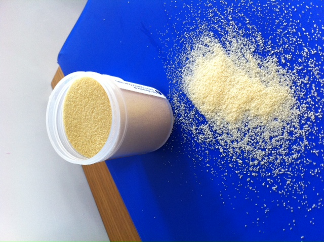 MICROGRANULI SOLIDI DI FORMA SFERICA DI COLORE NATURALE GIALLO DI DIAMETRO COMPRESO TRA 250 E 600 MICRONS, UNTUOSI AL TATTO, INODORI, INSOLUBILI IN ACQUA.
IL PRODOTTO VIENE IMPIEGATO NELLE PREPARAZIONI COSMETICHE E PER LA CURA DELLA PERSONA. E’ PRESENTATO IN CONFEZIONE NON ORIGINALE. CONSERVAZIONE: 1 ANNO IN CONFEZIONE CHIUSA A UNA TEMPERATURA AL DI SOTTO DI  35°C.