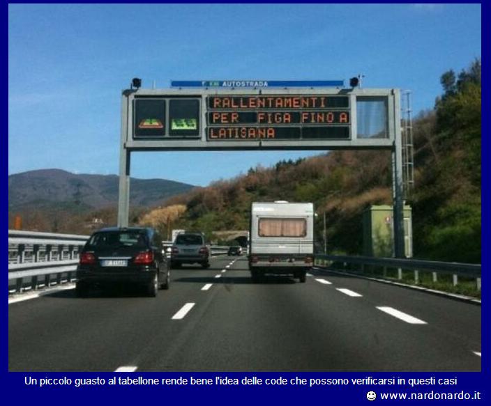 TABELLONE DI SEGNALAZIONE.
L’ARTICOLO E’ COSTITUITO DA:
1)  MODULI LED, FORMATI DA UN INSIEME DI DIODI LED OVALI (MONOCOLOR, BICOLOR E RGB DI DIVERSE DIMENSIONI: DIP546, DIP346, SMD5050, SMD3528 E ALTRE) INSTALLATI SU UN CIRCUITO PCB CON DRIVER DI CONTROLLO. IL NUMERO DEI LED E LA DISTANZA TRA ESSI (PITCH) PUO’ VARIARE DA MODULO A MODULO. IL MODULO PUO’ AVERE DIVERSE DIMENSIONI.
2) ALIMENTATORI E CAVI DI CONNESSIONE;
3) CABINET IN ALLUMINIO O ACCIAIO, A FORMA DI ARMADIETTO, SU CUI E’ POSSIBILE MONTARE UN NUMERO VARIABILE DI MODULI LED CON MISURE NON STDANDARD. IL CABINET PIU’ UTILIZZATO MISURA 1024MMX768MMX165MM, MA PUO’ AVERE DIVERSE DIMENSIONI. IL CABINET, DOTATO DI DUE SPORTELLI POSTERIORI, E’ DOTATO, AL SUO INTERNO, DI DUE VENTOLE E CONNETTORI ESTERNI PER IL COLLEGAMENTO DEL SEGNALE E DELLA CORRENTE; IN ALCUNI MODELLI IL CABINET PRESENTA FORI LONGITUDINALI E TRASVERSALI PER IL PASSAGGIO DEI CAVI ALL’INTERNO DELLO STESSO CONSENTENDO I COLLEGAMENTI DEL SEGNALE TRAMITE CAVI RJ45
4) SCHEDA DI RICEZIONE SEGNALE, PROGRAMMABILE, CHE CONSENTE DI COLLEGARE PIU’ CABINET E PIU’ MODULI CONTEMPORANEMENTE  MEDIANTE UN HUB. LA SCHEDA ELABORA I SEGNALI INVIATI DALLA SCHEDA DI TRASMISSIONE, ANCH’ESSA PROGRAMMABILE, CHE CONSENTE AI MODULI DI COMUNICARE CON LE SCHEDE DI RICEZIONE TRAMITE UTP E CAVO RS232C O USB. TALE SCHEDA VA INSTALLATA IN UNA MACCHINA AUTOMATICA PER L’ELABORAZIONE DELL’INFORMAZIONE. ESSA, GENERALMENTE, VIENE CONNESSA ALLA MACCHINA ATTRAVERSO IL CONNETTORE DVI DELLA SCHEDA GRAFICA, MA ANCHE ATTRAVERSO CONNETTORE DIFFERENTE.
IL TABELLONE, PER DICHIARAZIONE DI PARTE, NON CONTIENE TUNER, NE’ PROCESSORI VIDEO E NON E’ IN GRADO DI TRASMETTERE VIDEO ED AUDIO, MA ELABORA SOLTANTO FILE IN FORMATO JPG, BPM O SIMILI.
L’ARTICOLO E’ DESTINATO AD ESSERE INSTALLATO SU STRADE ED AUTOSTRADE.