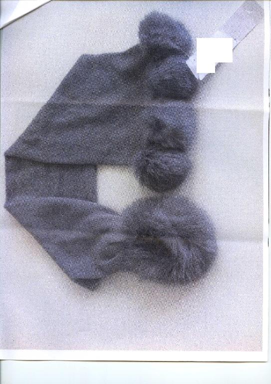 ACCESSORIO DI ABBIGLIAMENTO COSTITUITO DA UNA SCIARPA, PER DICHIARAZIONE DI PARTE, IN 100% TESSUTO ACRILICO A MAGLIA. L’ARTICOLO E’ MUNITO DI PELLICCIA, PER DICHIARAZIONE DI PARTE, 100% DI “LAPIN”; ESSA E’ CUCITA ALLE ESTREMITA’ DELLA SCIARPA IN MODO DA FORMARE UN SISTEMA DI CHIUSURA DELLA STESSA; PERTANTO, LE PARTI IN PELLICCIA NON RAPPRESENTANO DELLE SEMPLICI GUARNIZIONI. L’ARTICOLO MISURA 60 CM CIRCA DI LUNGHEZZA E 14 CM CIRCA DI LARGHEZZA.